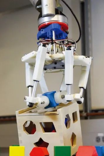 哈佛大学集成多种传感器研发六自由度机械手