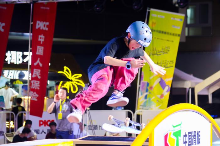 中国滑板街头巡回赛上海站：金震宇与甘泽皓斩