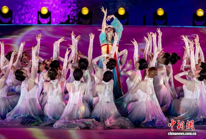 成都天府之檐化作开放型舞台，承载世界运动会