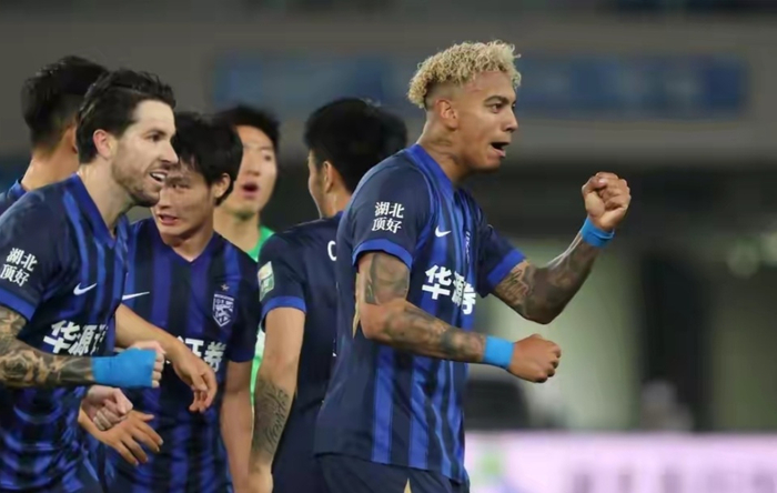 大连英博两连败引质疑 李昂防守失误遭炮轰