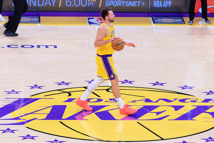 湖人双星闪耀逆转火箭 东契奇40+10助詹姆斯成关