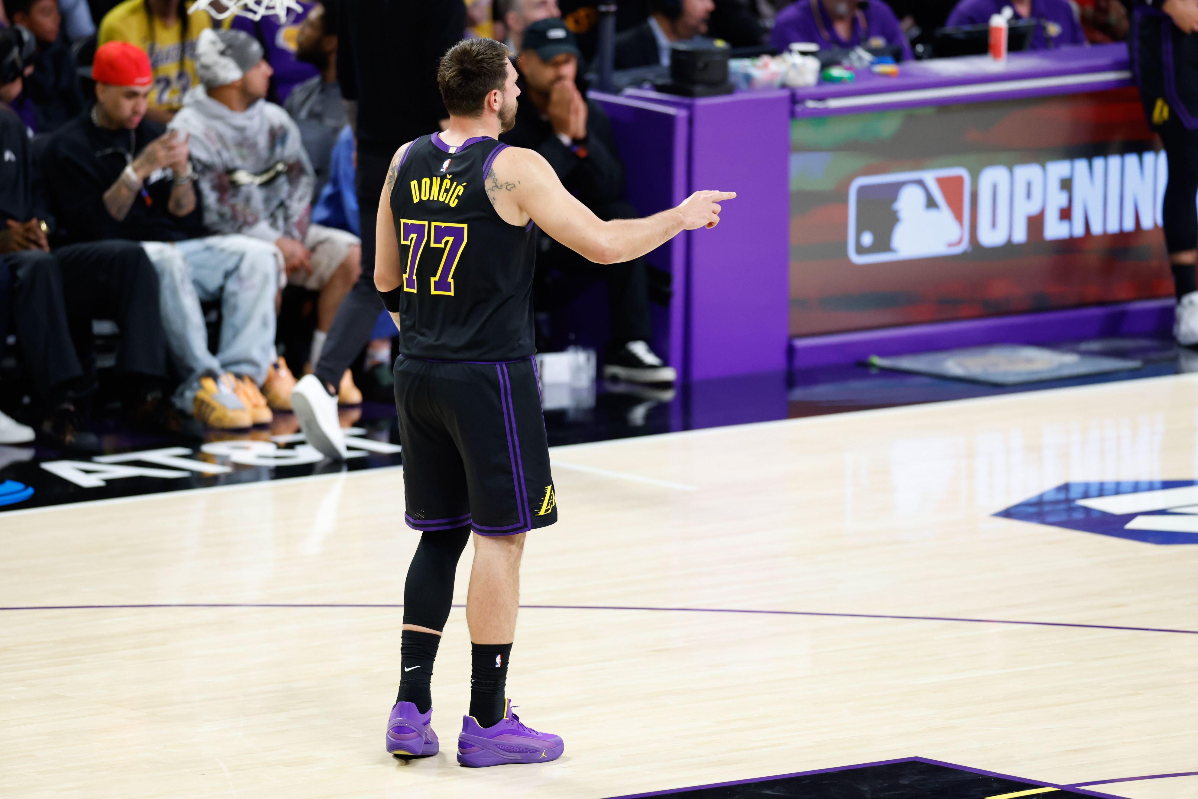 湖人双星闪耀逆转火箭 东契奇40+10助詹姆斯成关