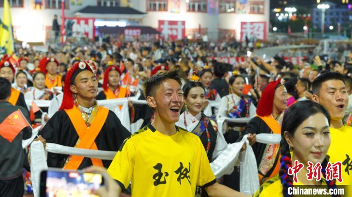 玉树牦牛队赴贵州村超迎巴西劲旅 共谱民族体育