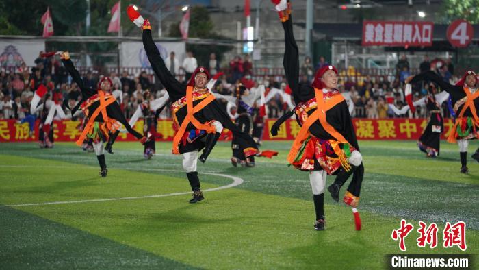 玉树牦牛队赴贵州村超迎巴西劲旅 共谱民族体育