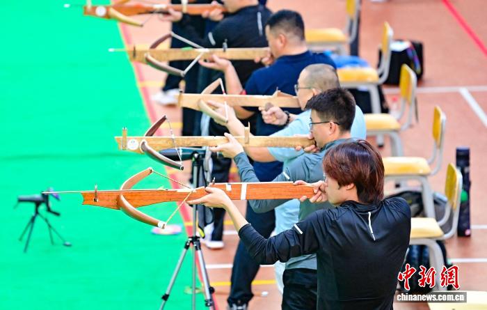 百步穿杨的00后射弩手盛钢：在内蒙古民族传统体