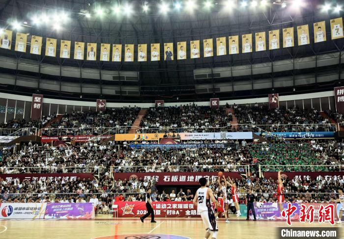 诸暨村BA再掀篮球热潮：观众席爆满的职业化周末