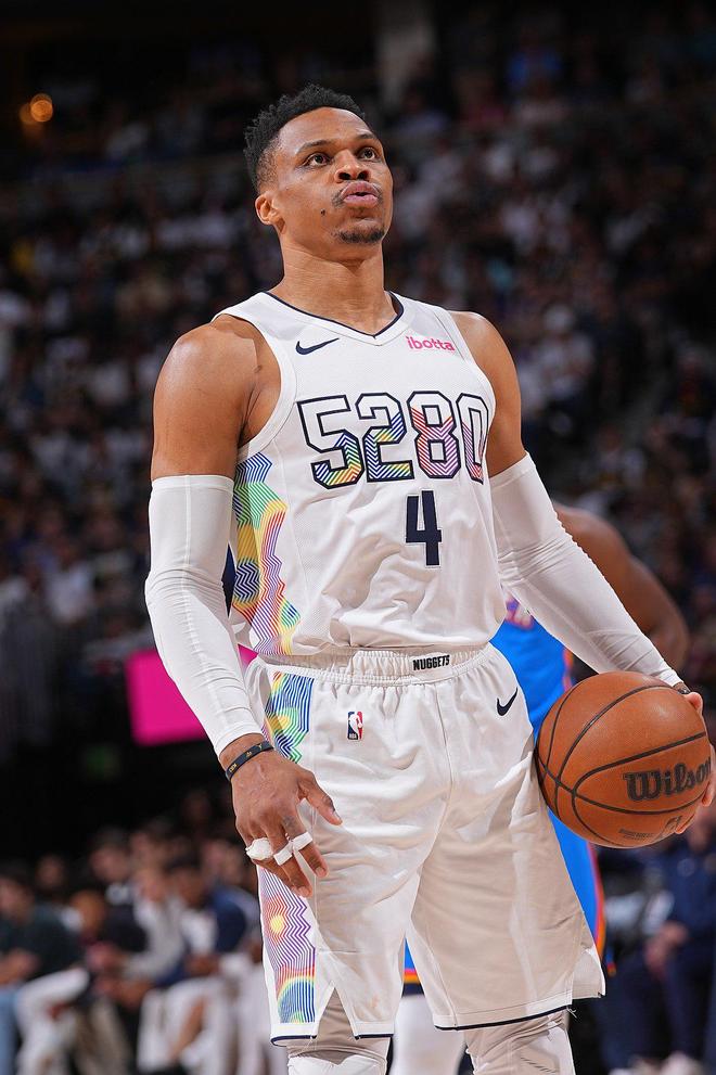 威少接近历史三万+一万篮板+一万助攻成就 未来