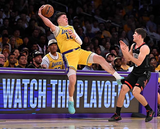 湖人季后赛首战告捷 拉拉维亚防守成关键