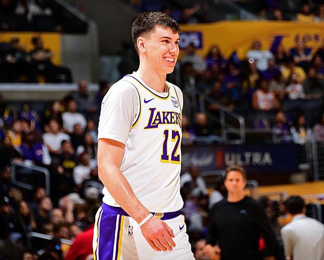 湖人季后赛首战告捷 拉拉维亚防守成关键