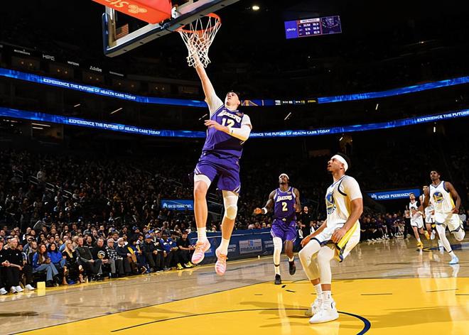 湖人季后赛首战告捷 拉拉维亚防守成关键