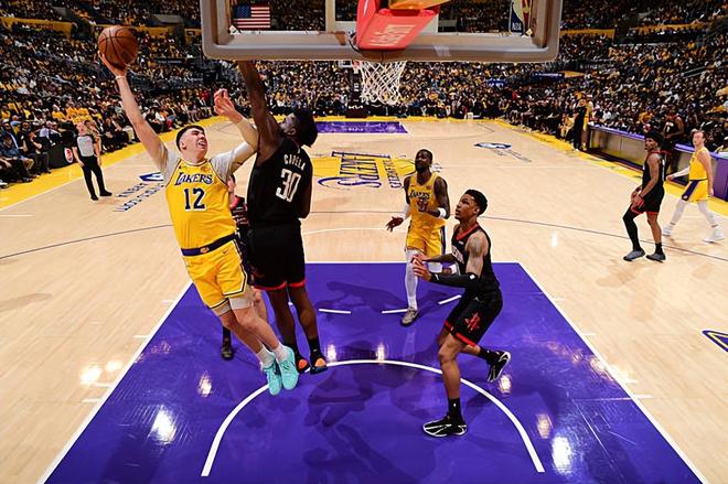 湖人季后赛首战告捷 拉拉维亚防守成关键