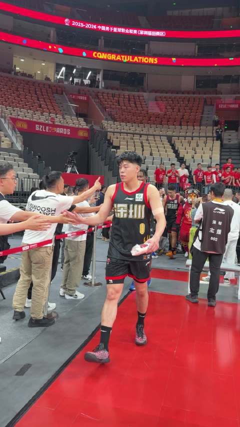 阿尔瓦雷斯27球32助攻，亨利盛赞其全能中锋实力