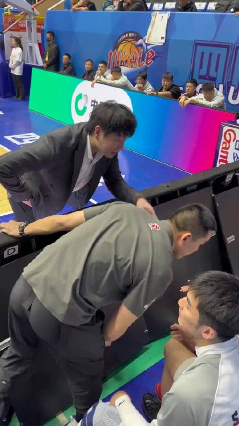 阿尔瓦雷斯27球32助攻，亨利盛赞其全能中锋实力